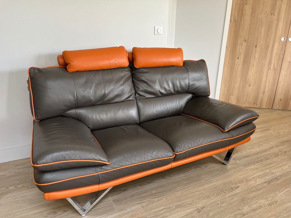 2 Canap&eacute;s cuir Marron et orange ch&acirc;teau d'Ax
500€ les deux Meubles