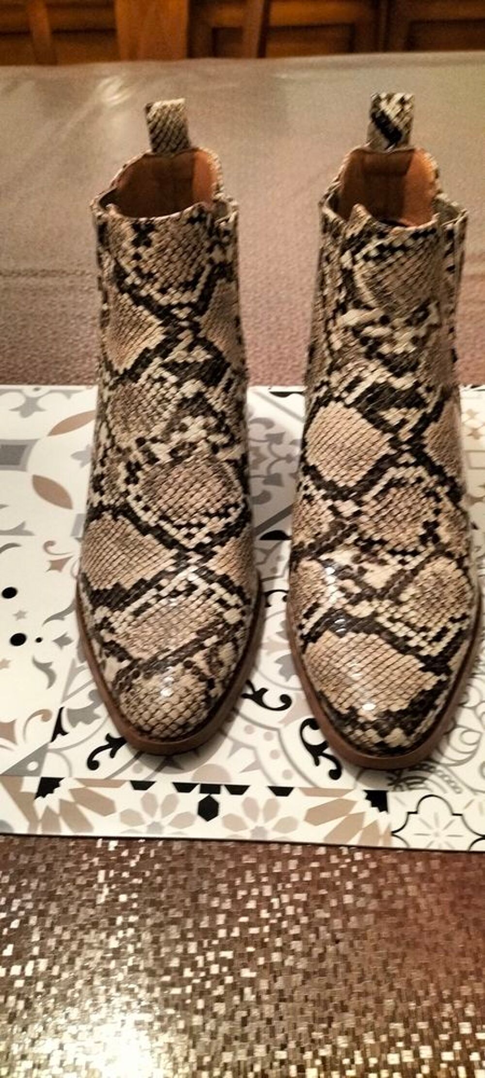 BOOTS STYLE PYTHON
TBE
TAILLE 37
10 EUROS Chaussures