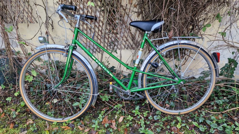 2 v&eacute;los vintage Peugeot ann&eacute;es 50. Tbe. Vélos