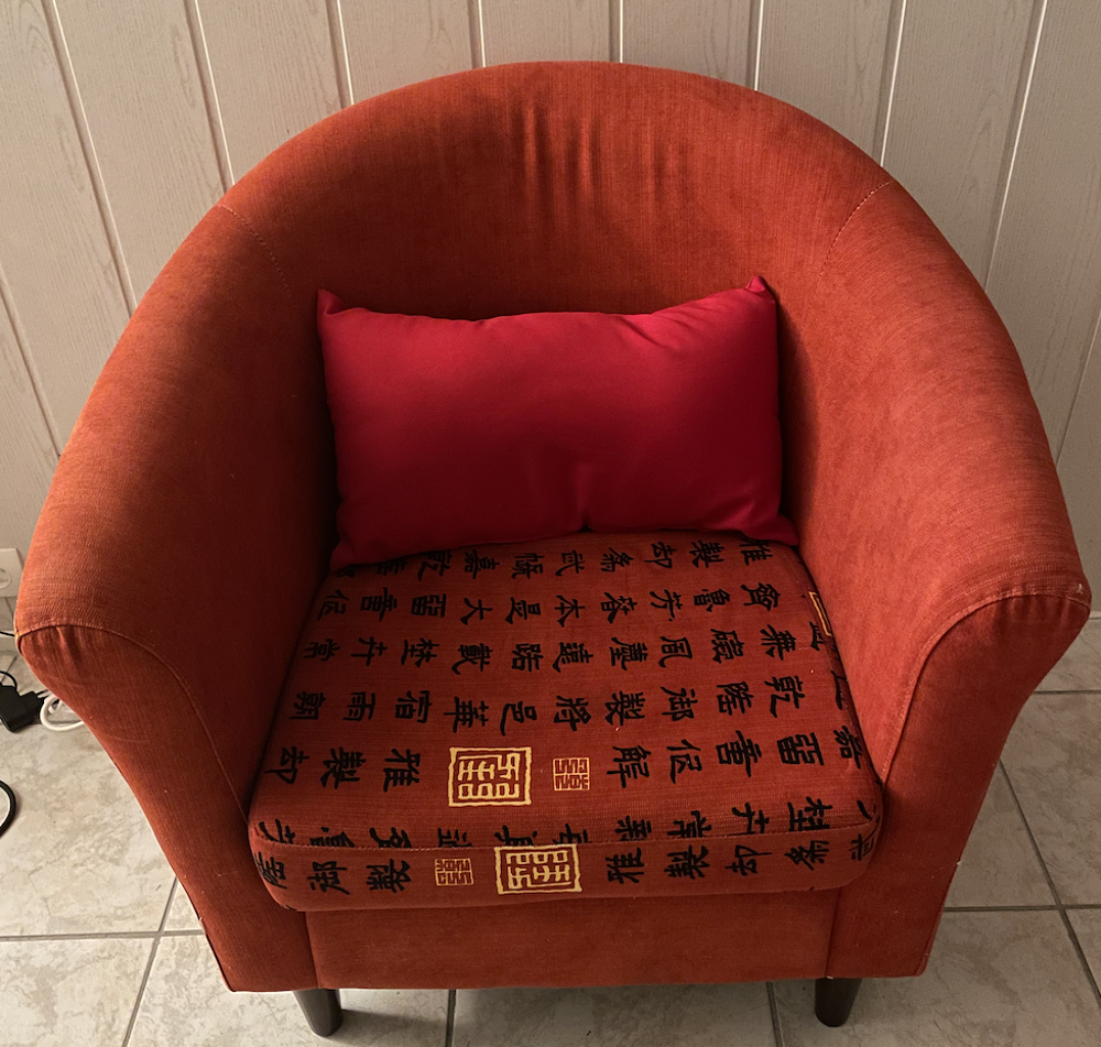 Deux fauteuils en velours avec un pouf/coffre Meubles