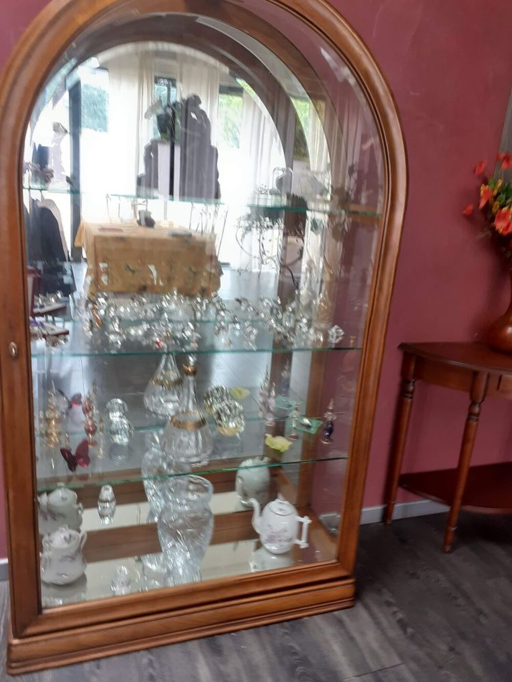 Vitrine avec miroir et luminaire,fabriqu&eacute;e par un &eacute;b&eacute;niste.
Meubles