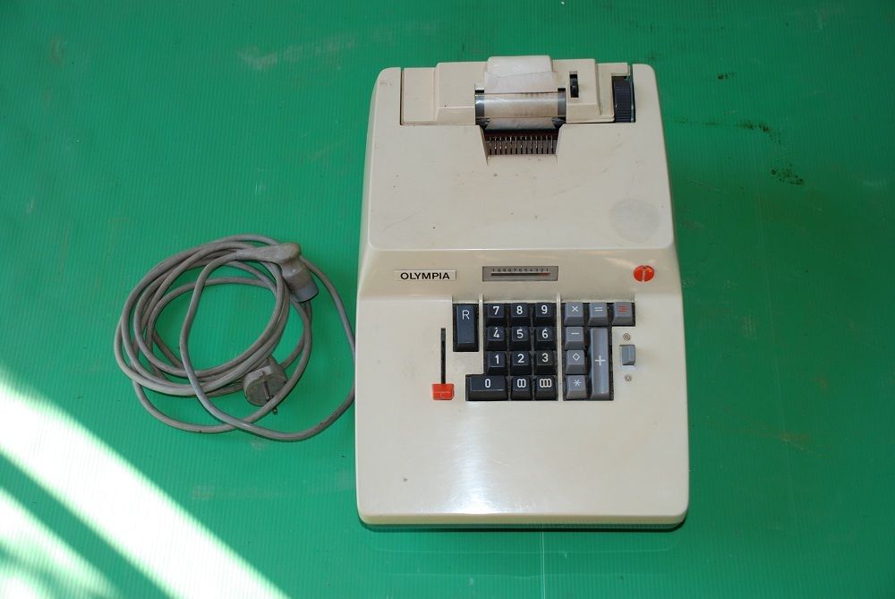 Ancienne Machine &agrave; calculer &eacute;lectrique 