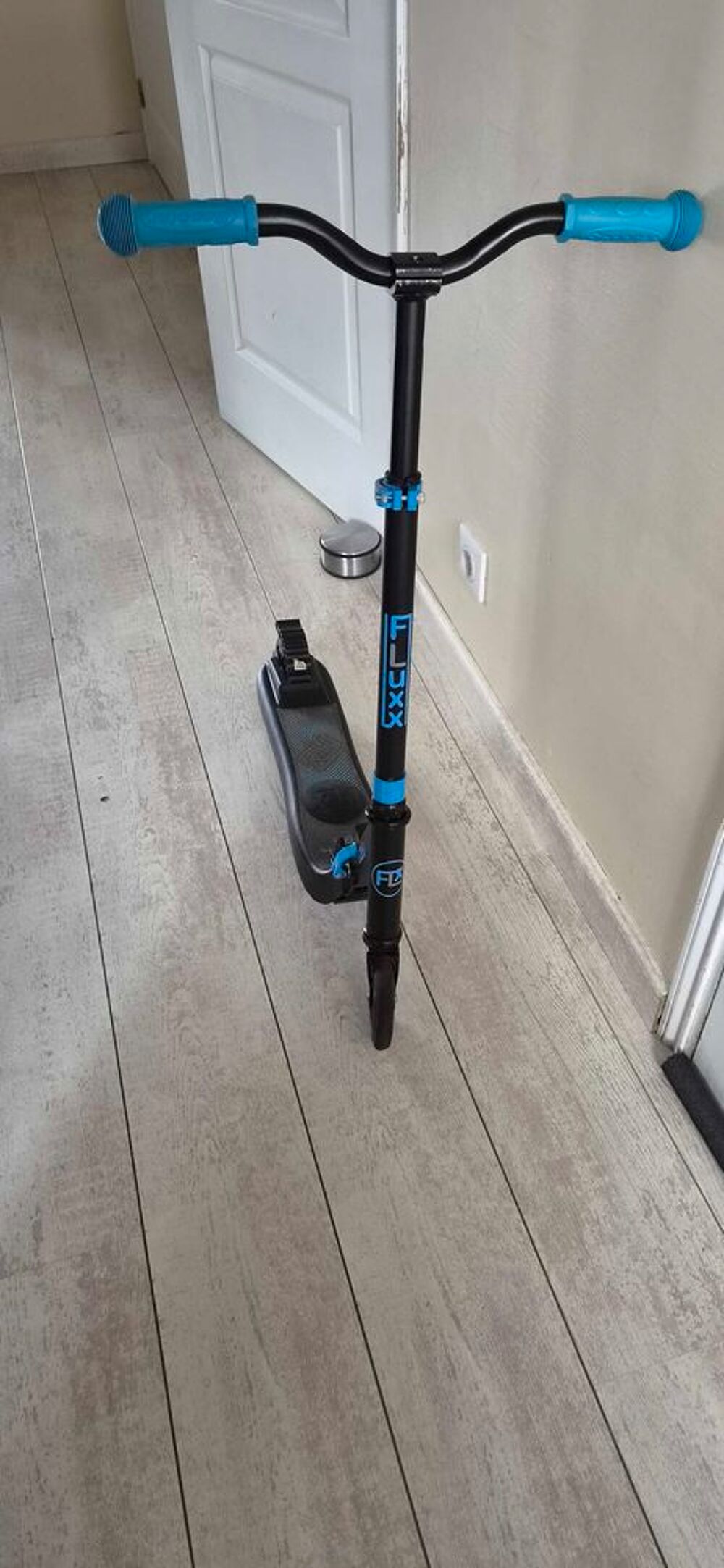 Trottinette &eacute;lectrique E-120 Fluxx €" Id&eacute;al pour d&eacute;buter (d&egrave;s 6 ans) Jeux / jouets
