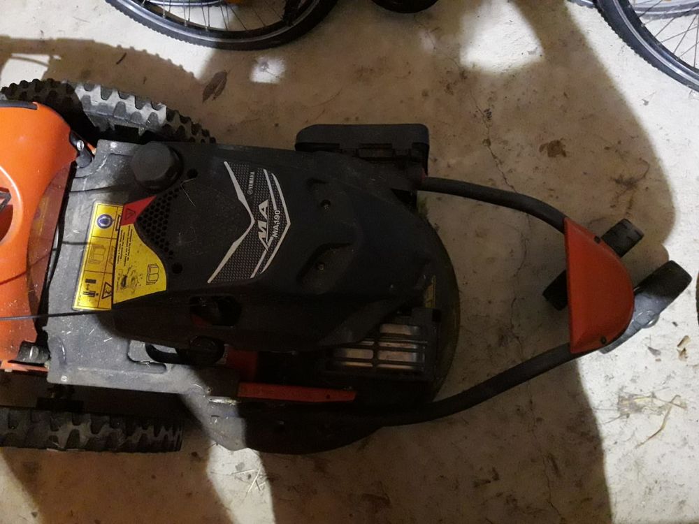 D&eacute;broussailleuse tract&eacute;e Yamaha MA190 Bricolage