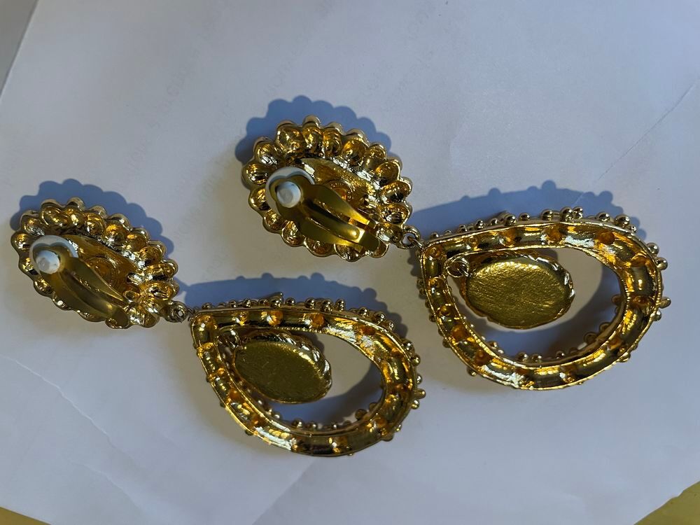 BO ovales perl&eacute;es dor&eacute;es Pendant ovale serti cabochons noir Bijoux et montres
