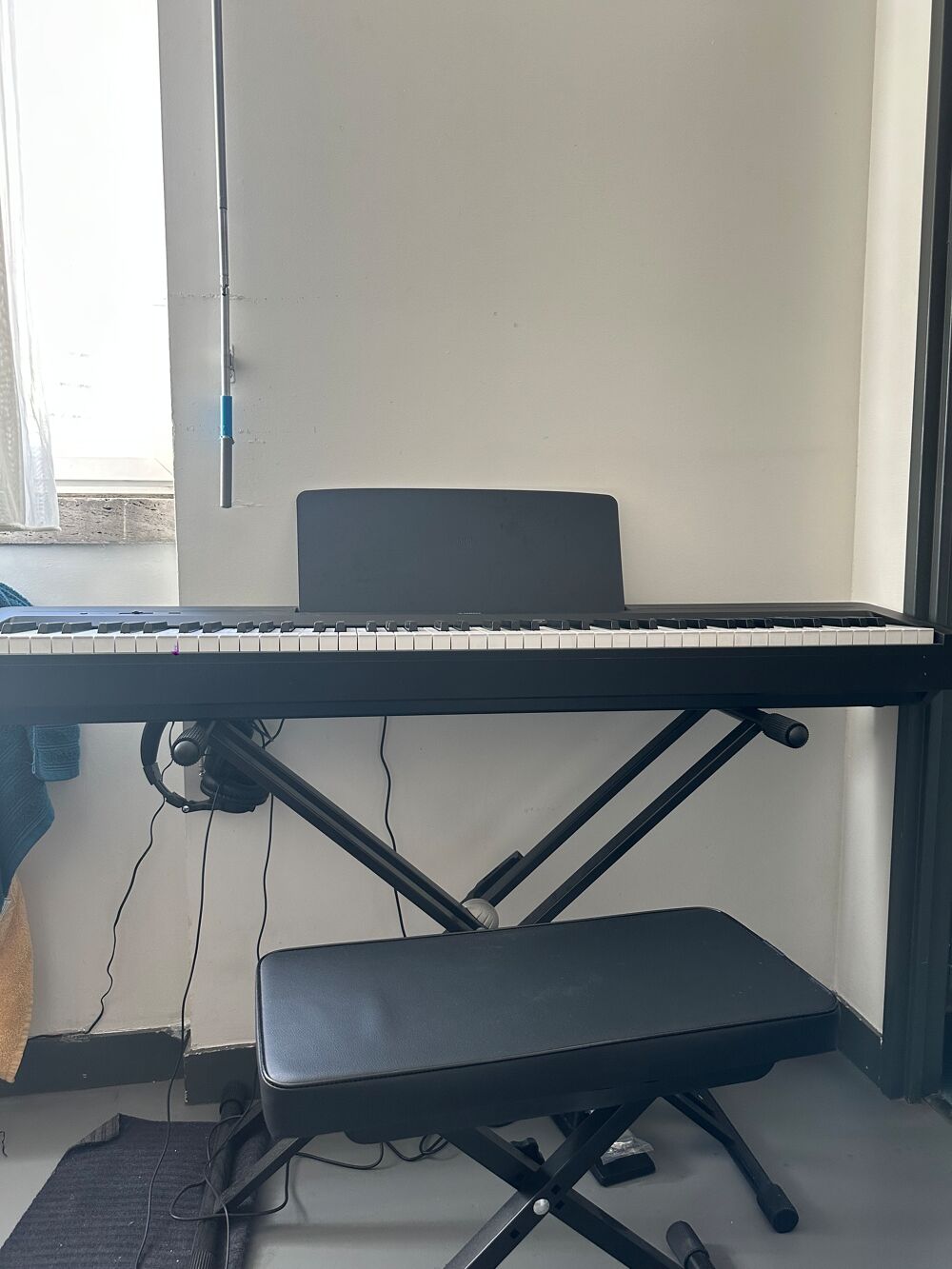 Piano Yamaha P-145 quasi neuf - Complet avec support, p&eacute;dale Instruments de musique