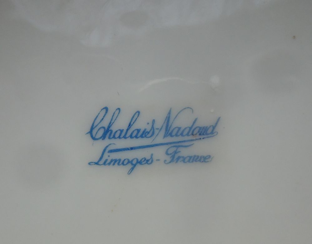 6 Plats divers en porcelaine de Limoges blancs d&eacute;cors fleurs 