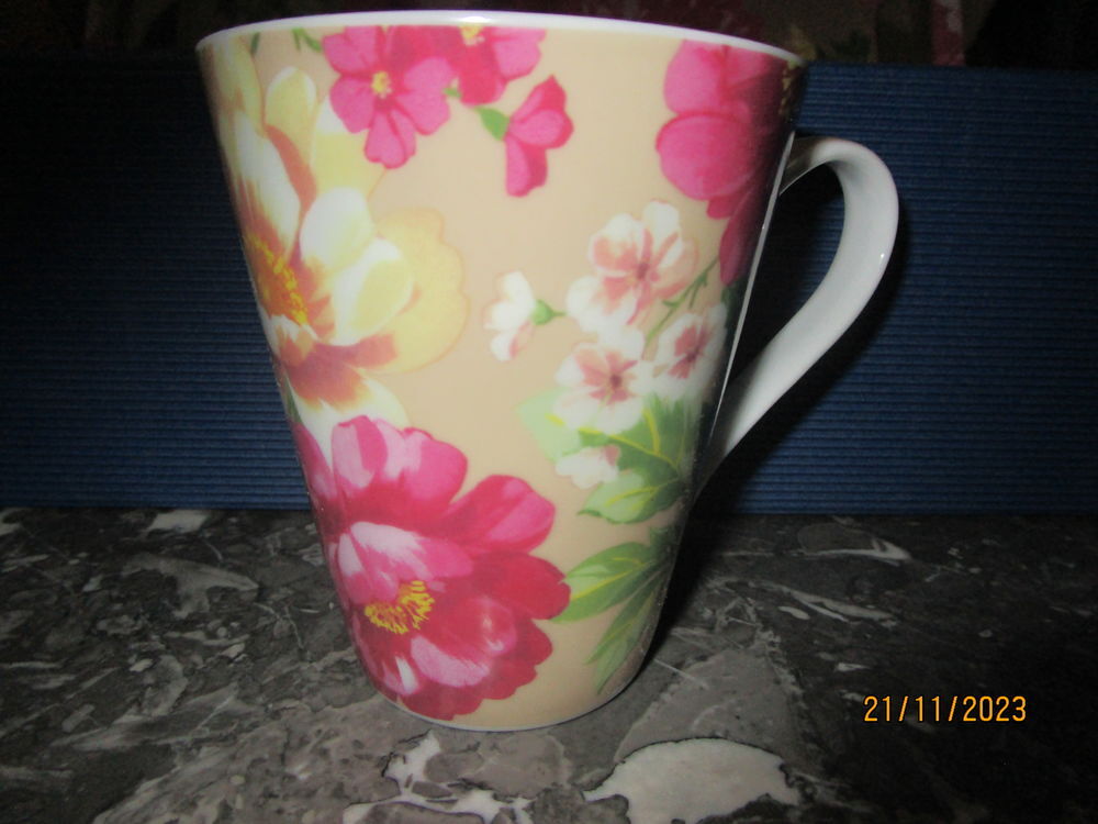 coffret petit d&eacute;jeuner d&eacute;cor fleuri Electroménager