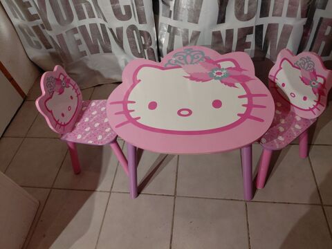 Petite table + 2 chaises hello kitty 25 Damprichard (25)