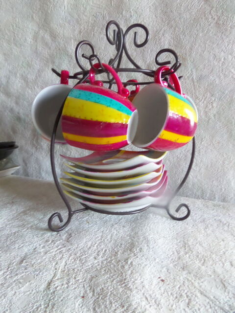 tasses a caf� sur son presentoir 10 Lyon 8 (69)