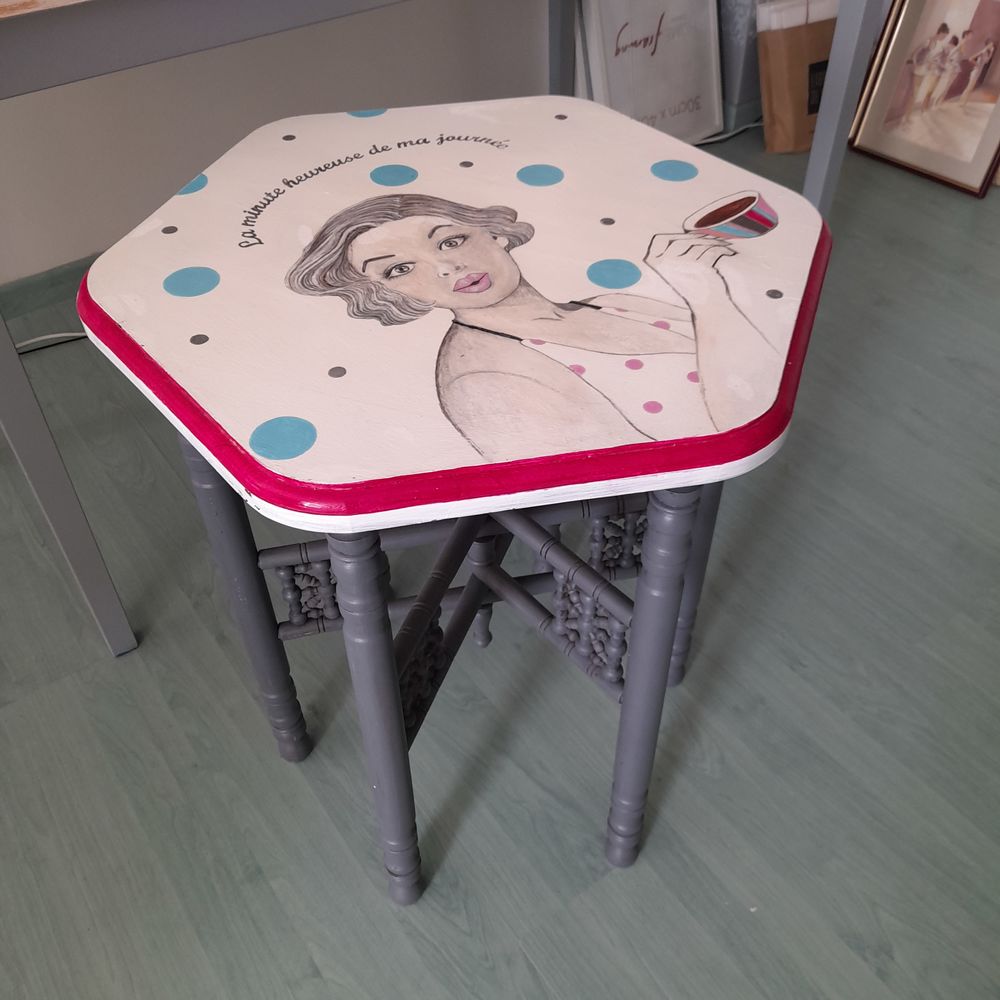 Petite table relook&eacute;e pin up Meubles