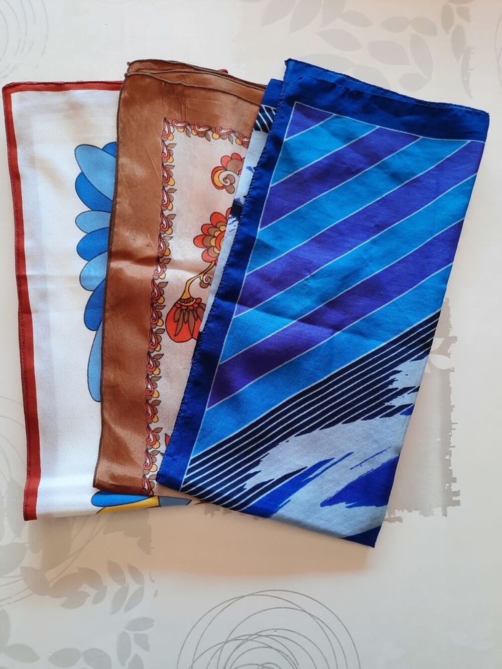 CARRES,FOULARDS Vêtements