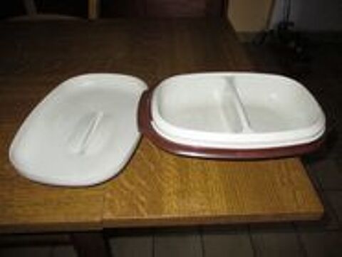 Tupperware quatre parties neuf marron et blanc = 10 euros 10 Mérignies (59)