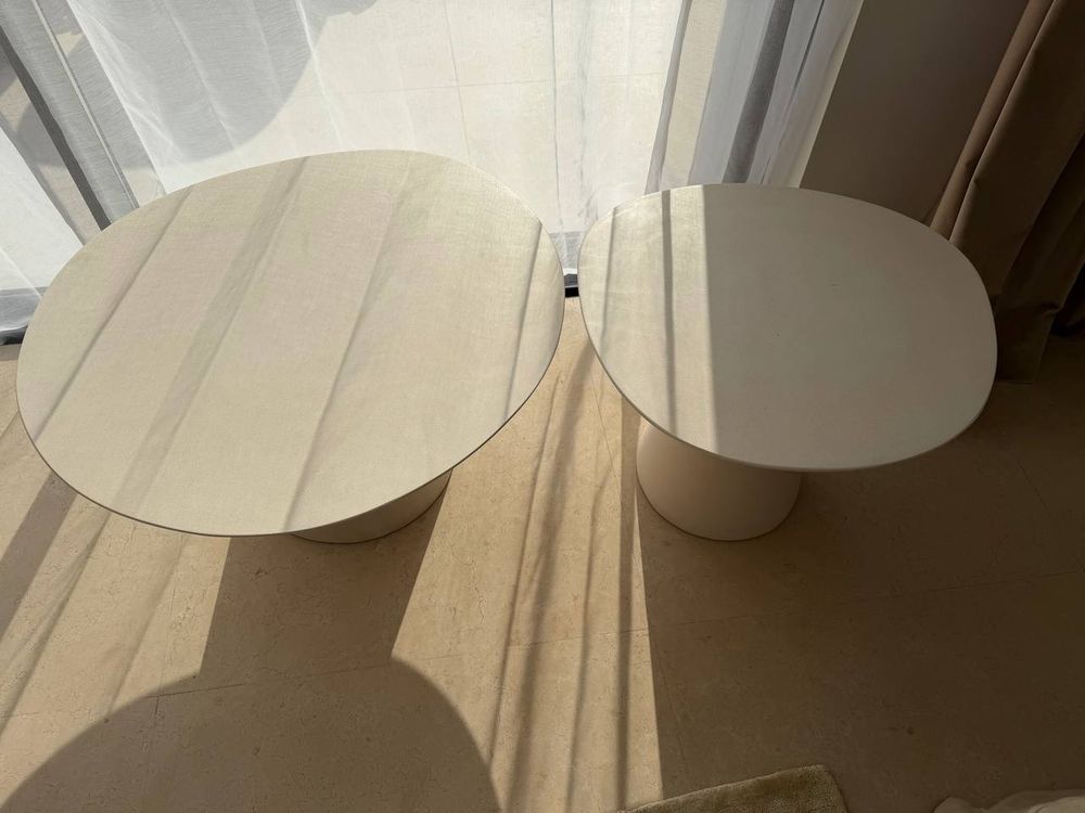 Deux tables basses. Meubles