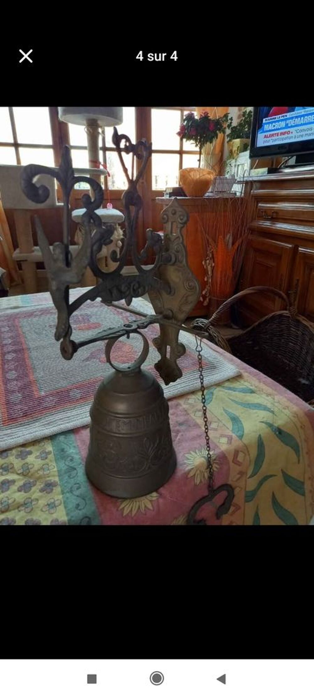 Cloche en bronze avec son support Décoration