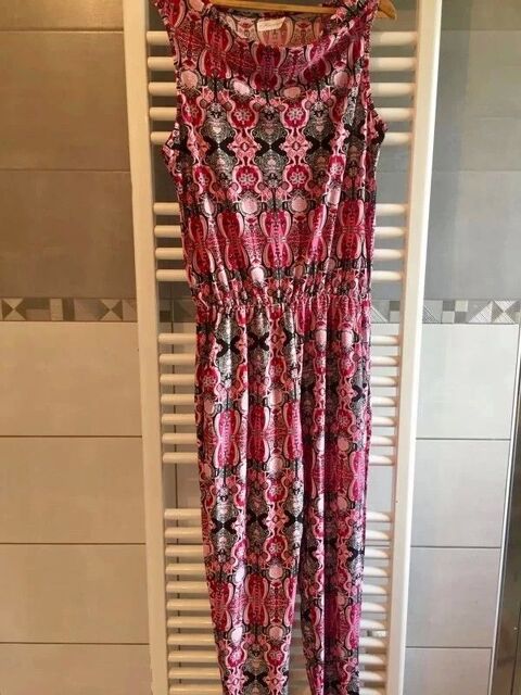 Combinaison  taille lastique neuve taille L  15 euros
15 Laurat (32)