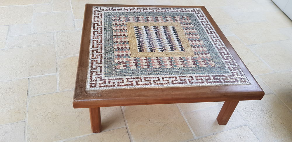 Table basse en ch&ecirc;ne massif et fa&iuml;ence marocaine 
Meubles