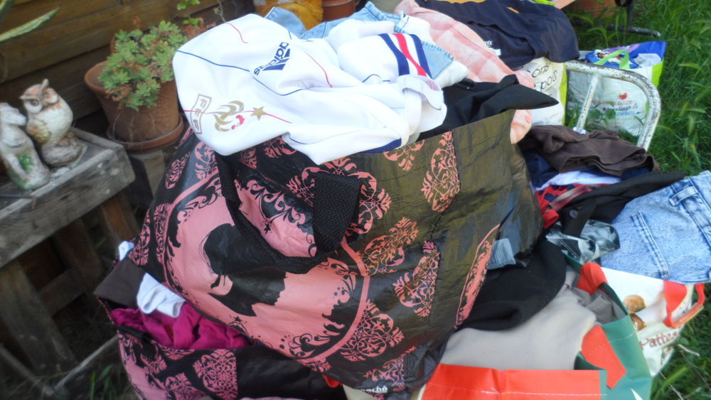 Lot de v&ecirc;tements Femme Homme bon &eacute;tat Vêtements