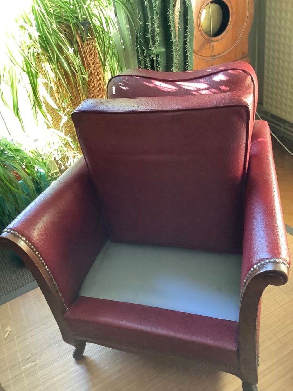 2 Fauteuils cuir rouge . Tr&egrave;s &eacute;l&eacute;gants et confortables. Meubles