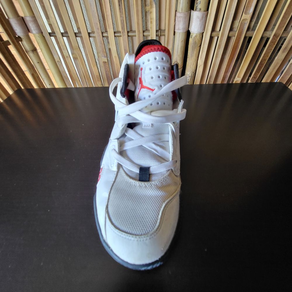 Baskets Nike Jordan Stay Loyal 2 T.39 blanches Tr&egrave;s bon &eacute;tat Chaussures