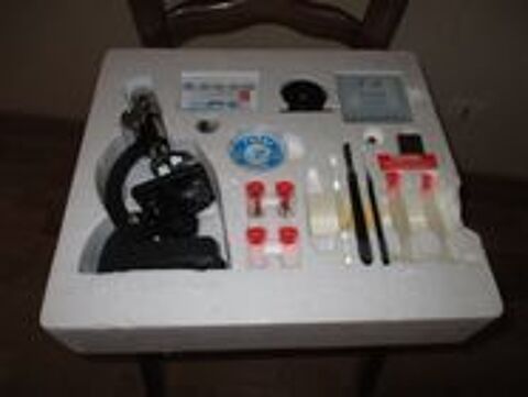 Coffret microscope pratiquement jamais servi avec notice 24 M�rignies (59)