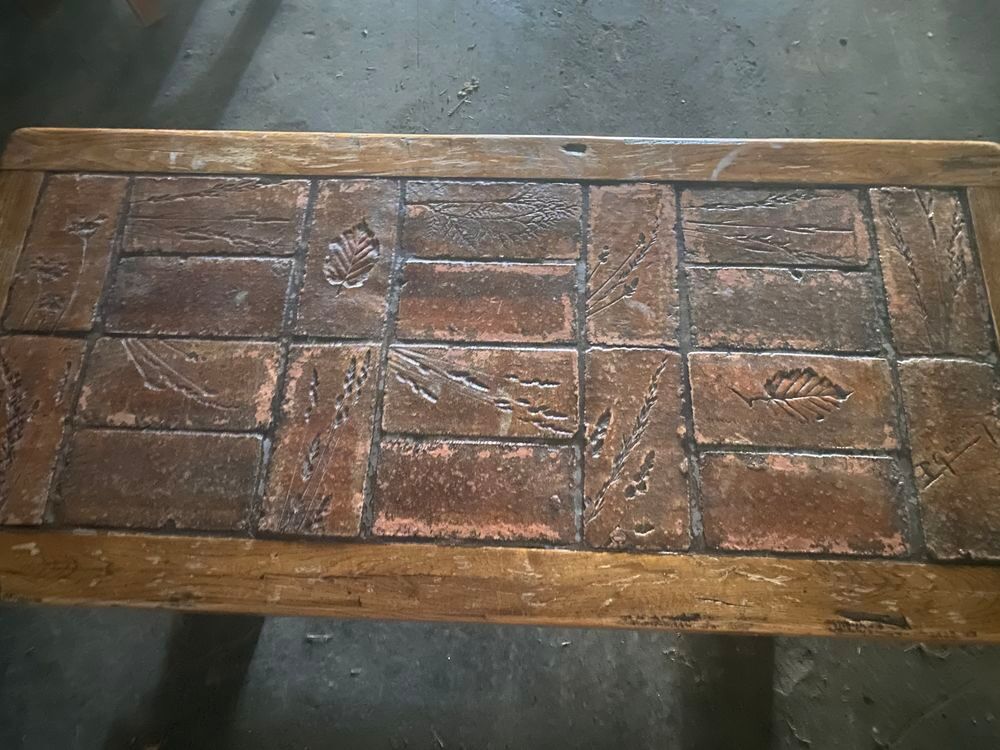 Table basse en ch&ecirc;ne massif, plateau sculpt&eacute; et sign&eacute; Meubles