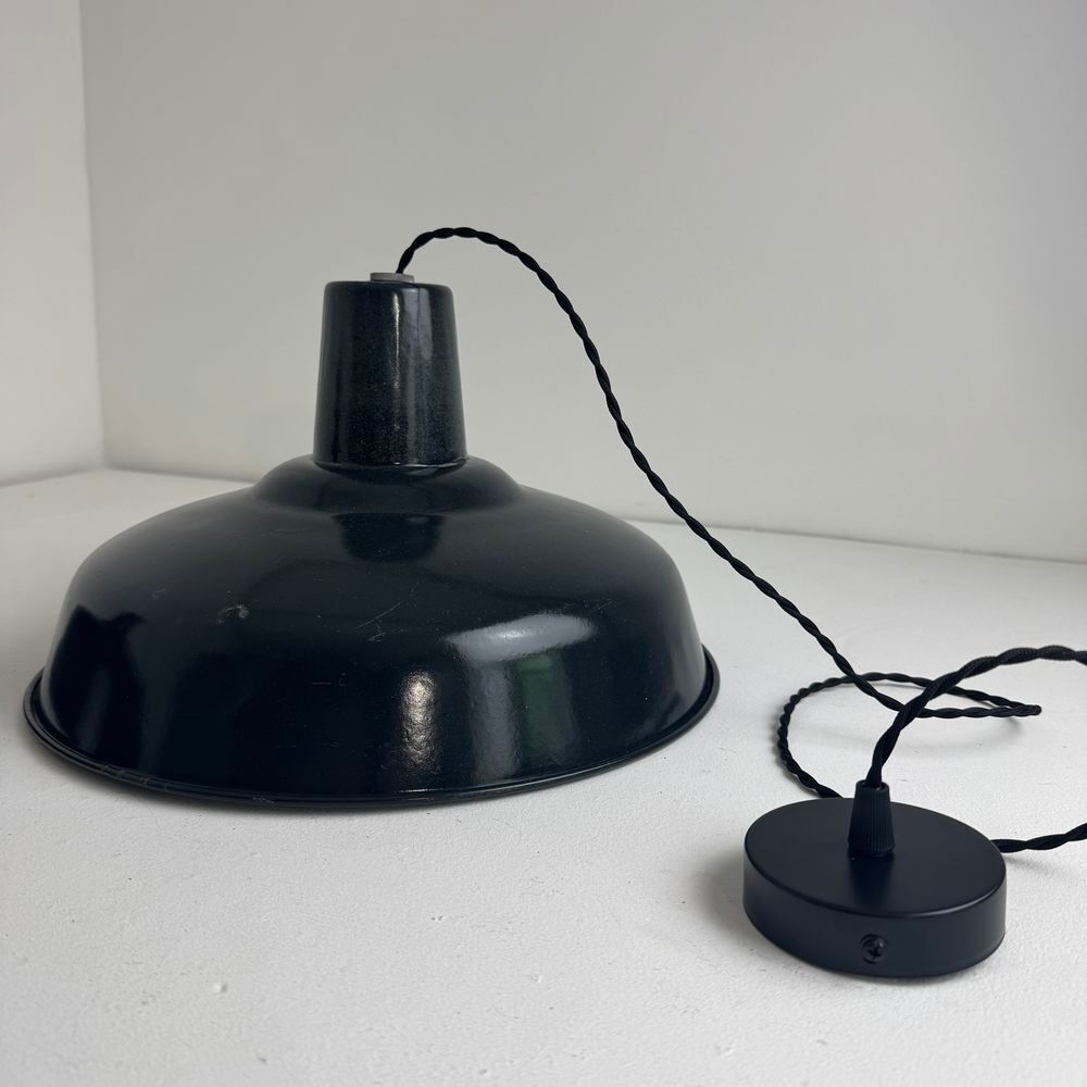 PAIRE D'ANCIENNES SUSPENSIONS D'ATELIER INDUSTRIEL EMAILL&Eacute;ES Décoration