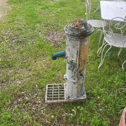 ancienne borne fontaine public en fonte 300 La Farl�de (83)