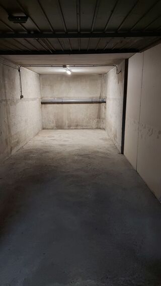  Parking / Garage à louer 28 m²