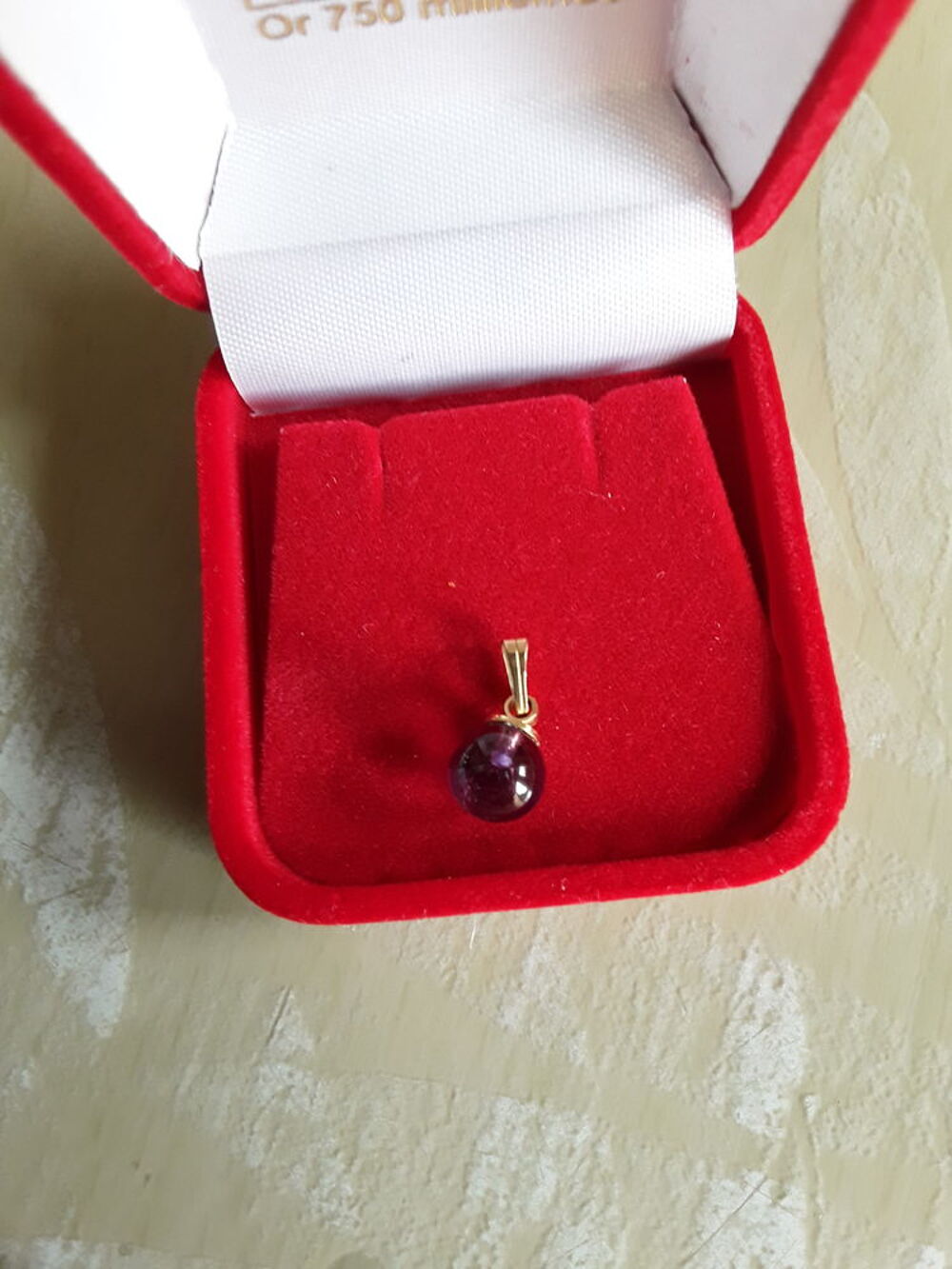 Pendentif perle violette Bijoux et montres