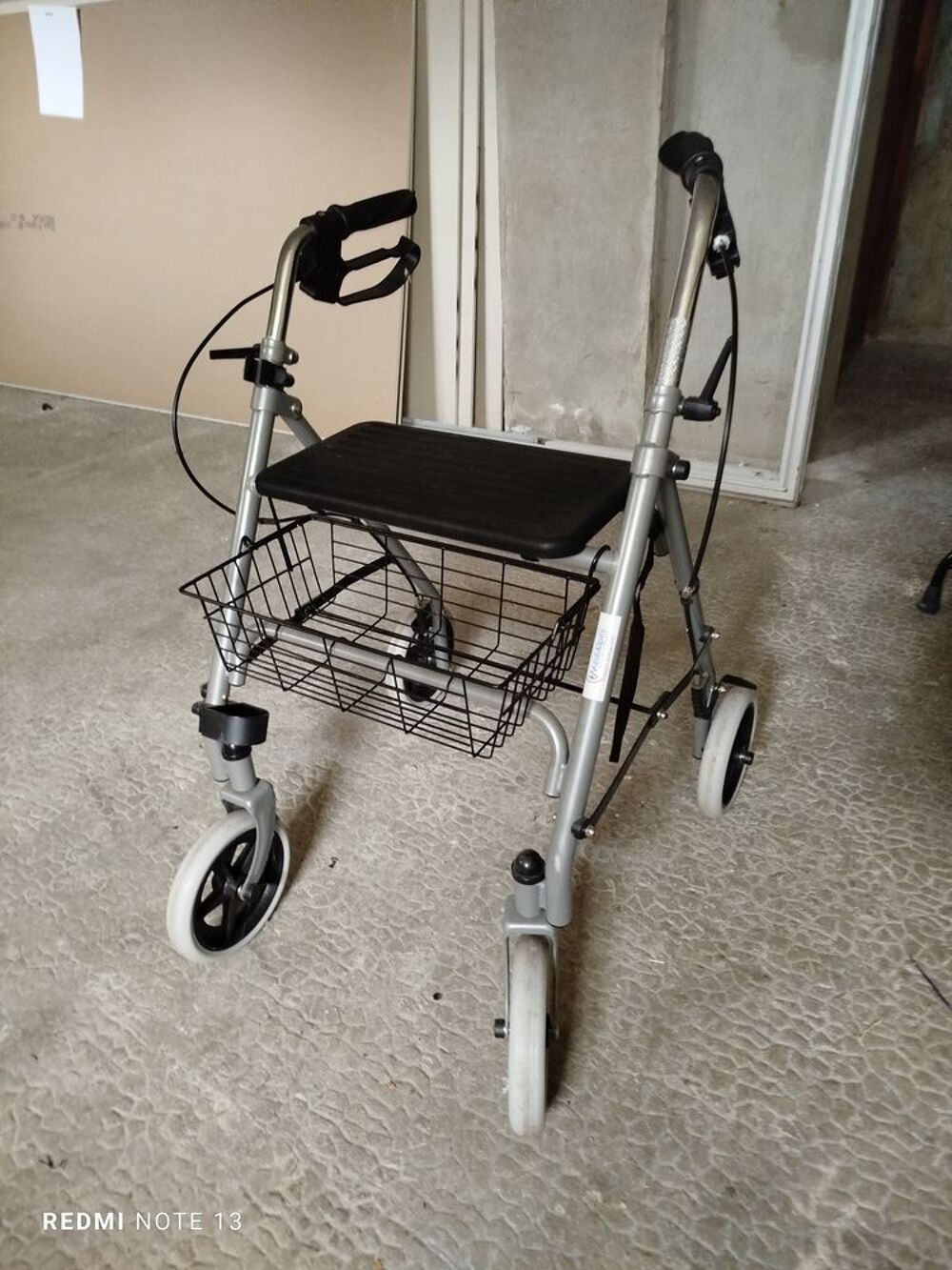D&eacute;ambulateur pliable 4 roues freins et si&egrave;ge Meubles