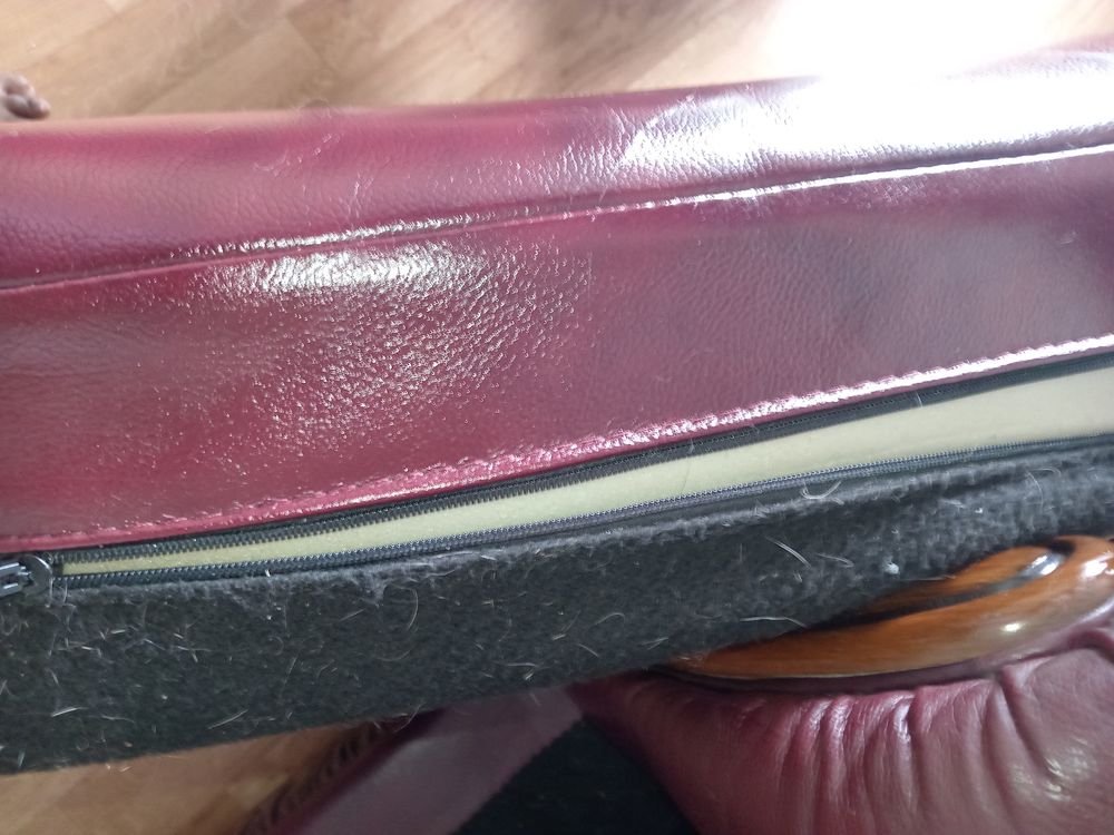 d'un ensemble de fauteuil en cuir couleur bordeaux Meubles