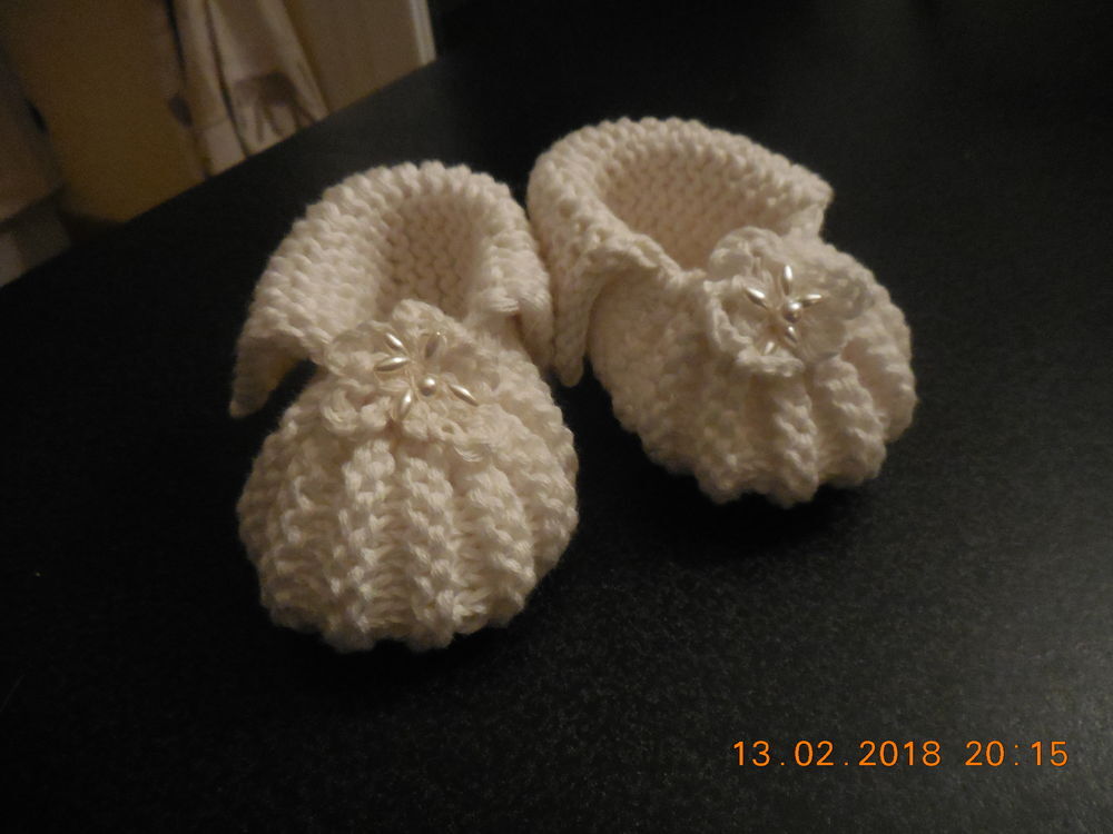 adorable chaussons bb laine synth&eacute;tique 
Vêtements enfants
