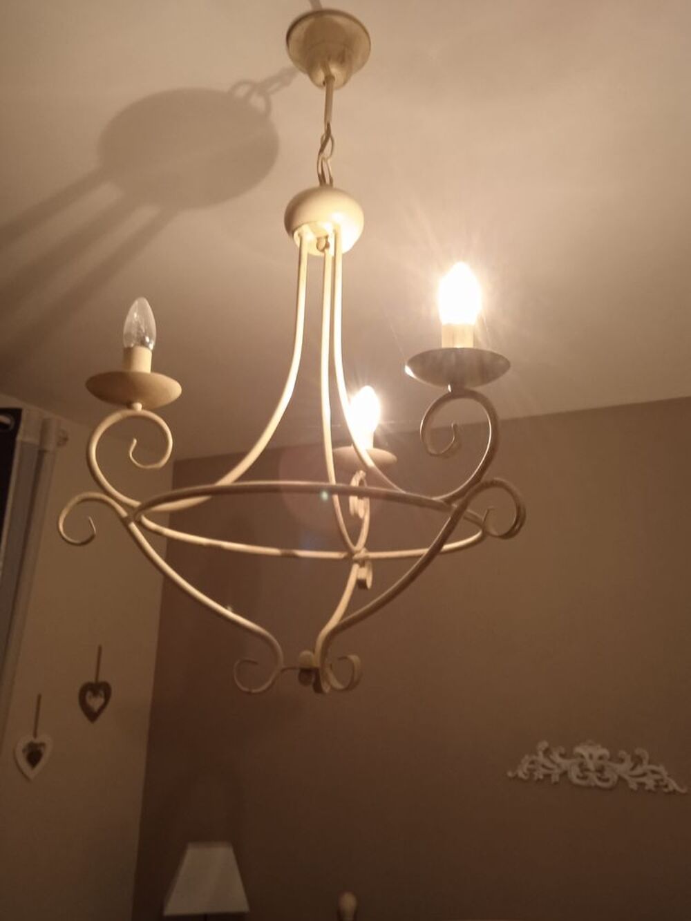 un lustre m&eacute;tal Meubles