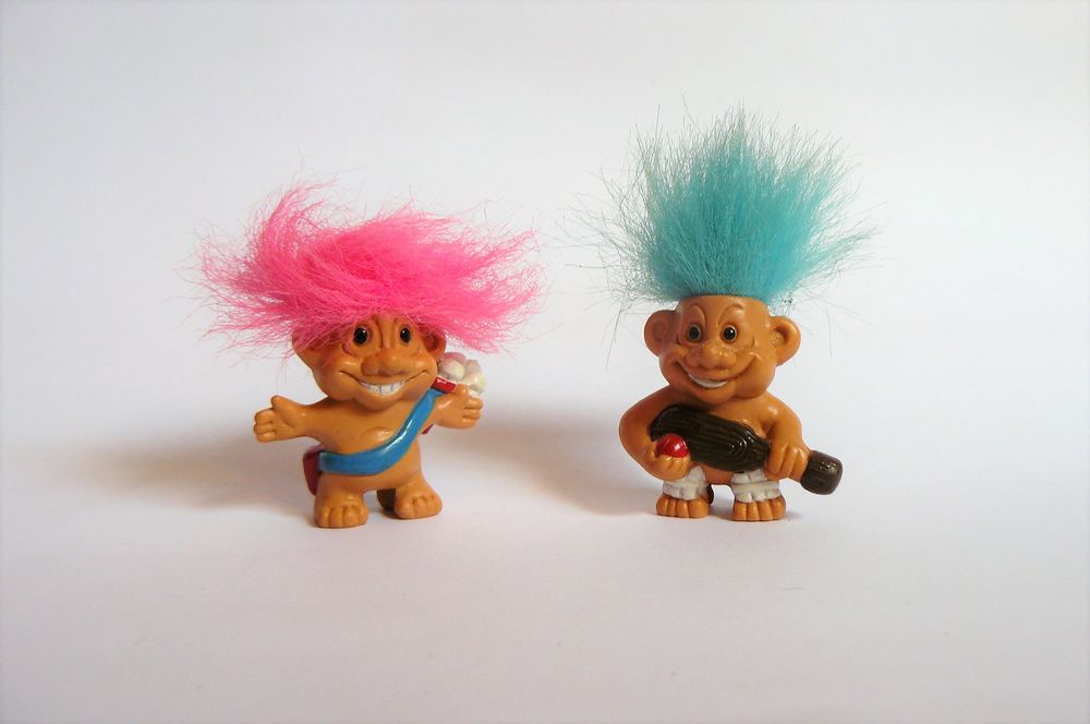  Lot de 2 figurines Troll C&eacute;r&eacute;ales Weetos weetabix 2001 
