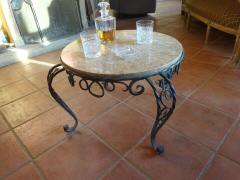 TABLE BASSE EN FER FORGE ET MARBRE ART DECO 70 Lacenas (69)
