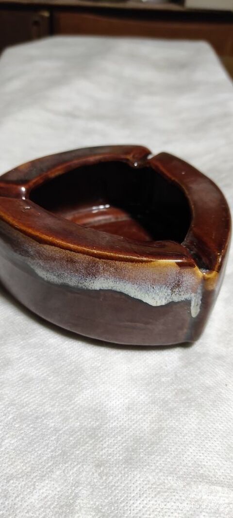 Beau cendrier triangulaire 5 Oberhergheim (68)