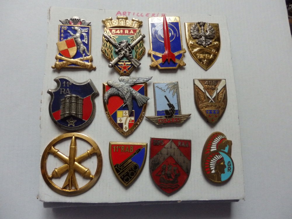 8 Plaquette de 12 insignes d'unit&eacute;s de l'Armee Fran&ccedil;aise. 