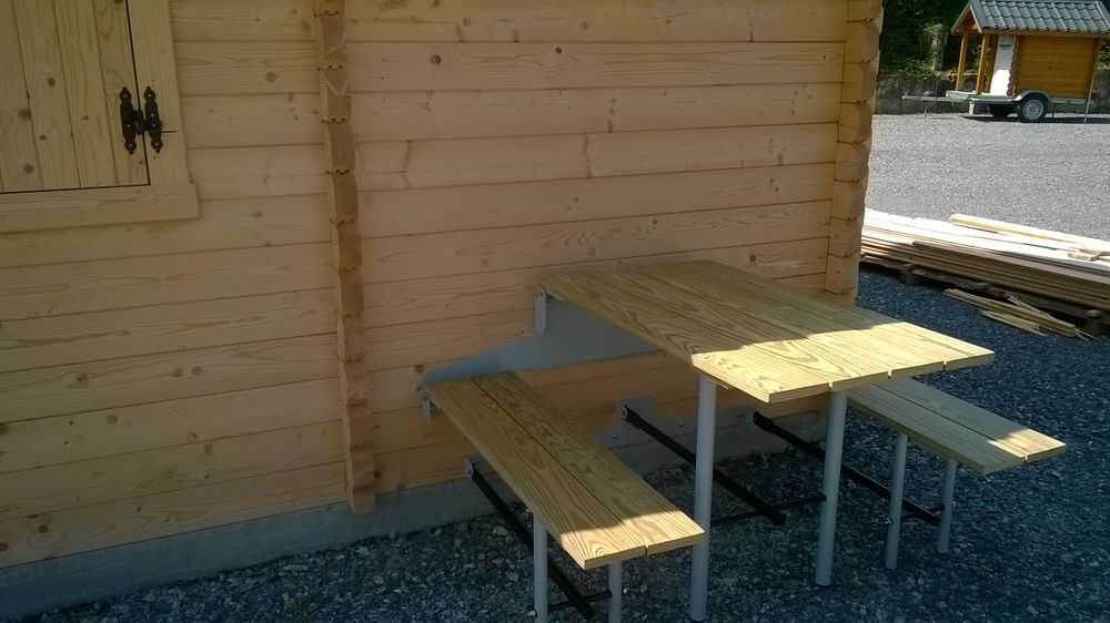 table et bancs relevables sur mur pour gain de place Meubles