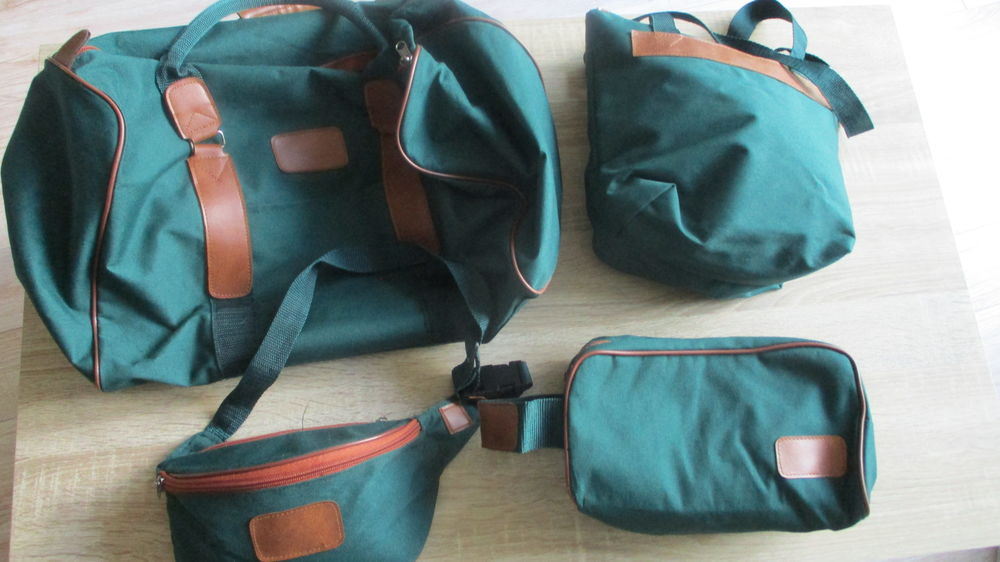 Ensemble Sacs de Voyage Vert Fonc&eacute;. Maroquinerie