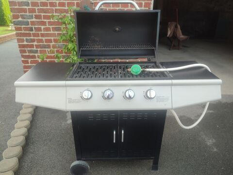 Barbecue à gaz avec 4 brûleurs et tablettes latérales Pihem (62)