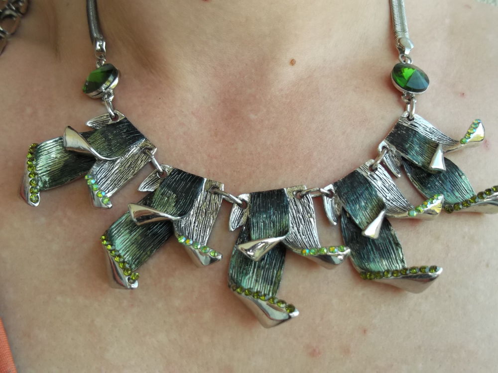 Collier fantaisie m&eacute;tal et pierres vertes Bijoux et montres