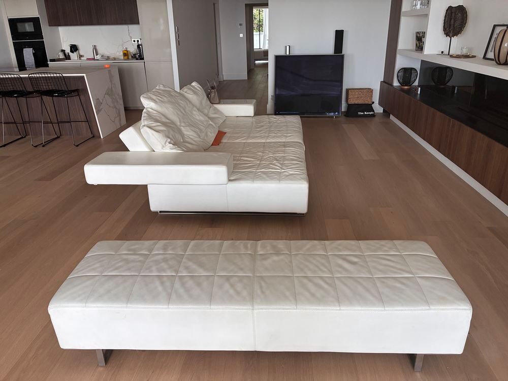 Canap&eacute; et m&eacute;ridienne en cuir blanc marqu&eacute; ARKETIPO Meubles
