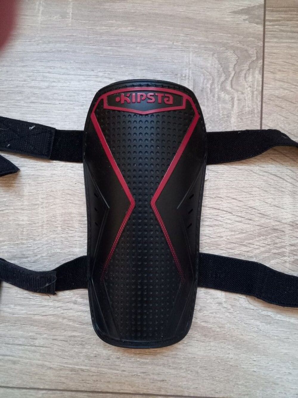 Prot&egrave;ge tibia noir football enfant marque Kipsta taille S Vêtements enfants