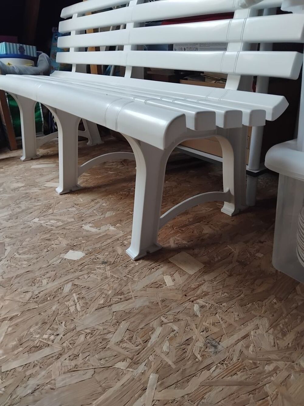 A DONNER un banc en plastique blanc Jardin