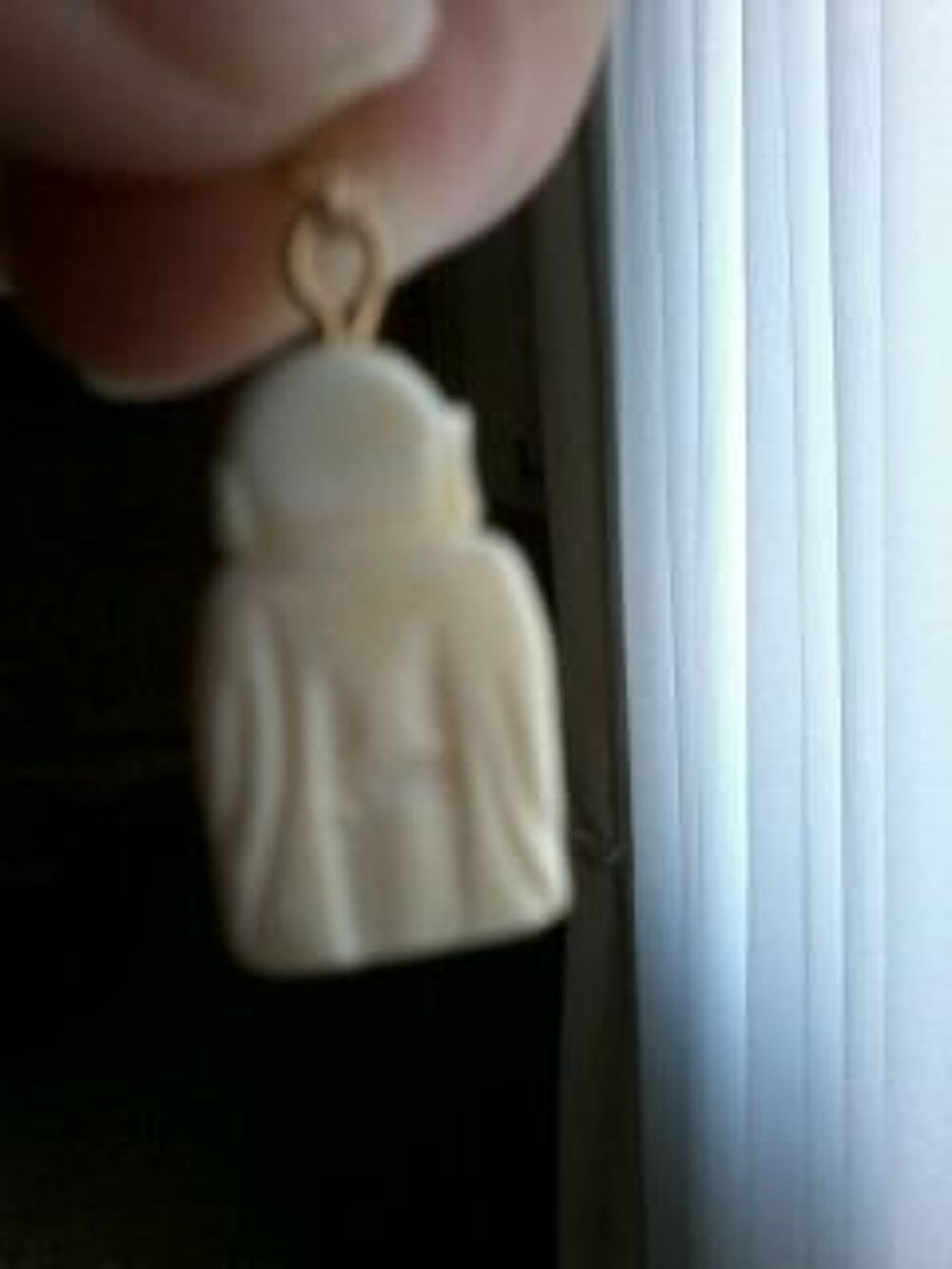 Petit pendentif bouddha neuf de couleur &eacute;cru Bijoux et montres