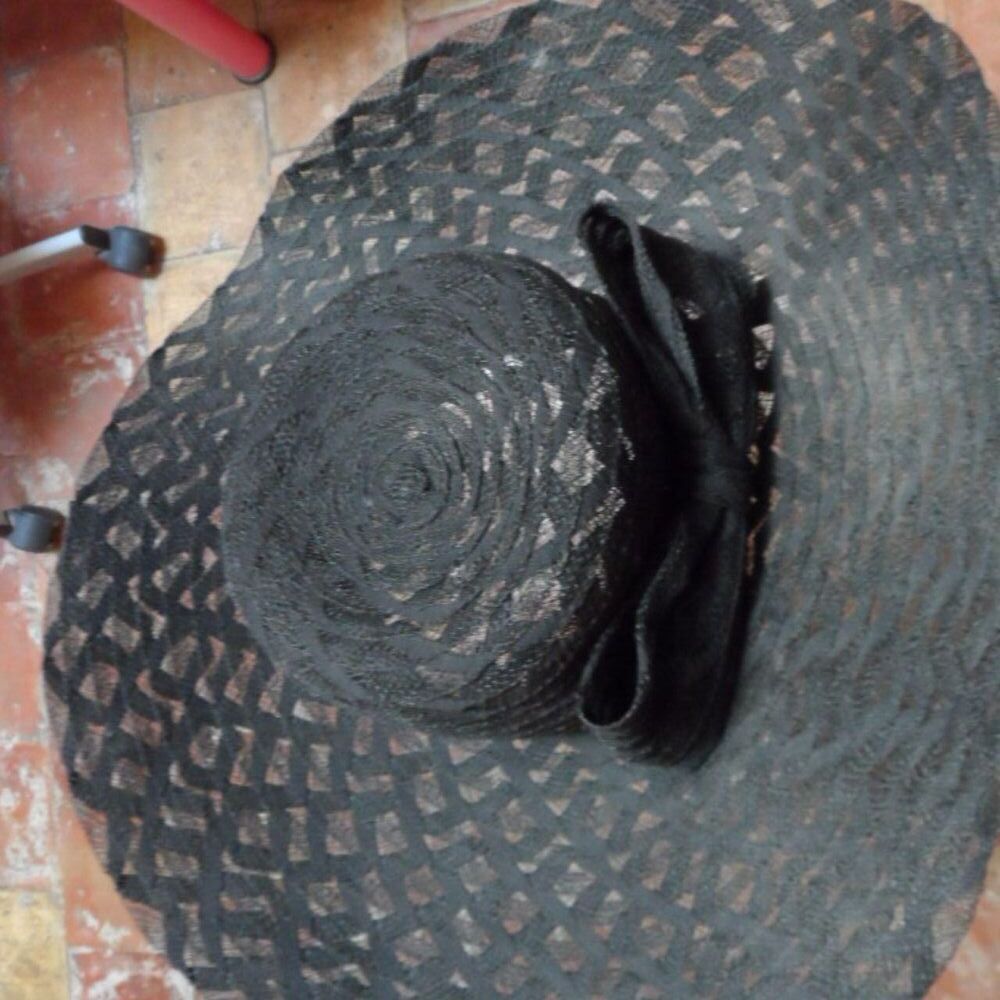 Chapeau noir de c&eacute;r&eacute;monie
Maroquinerie