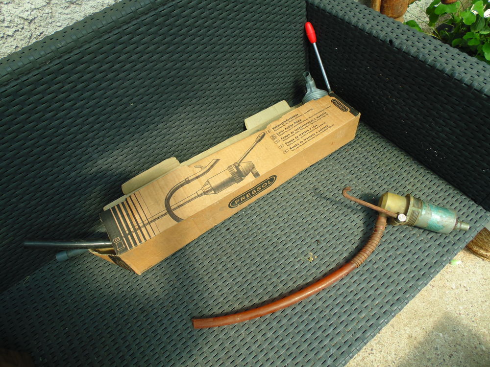 Pompes dont une de marque Pressol Bricolage
