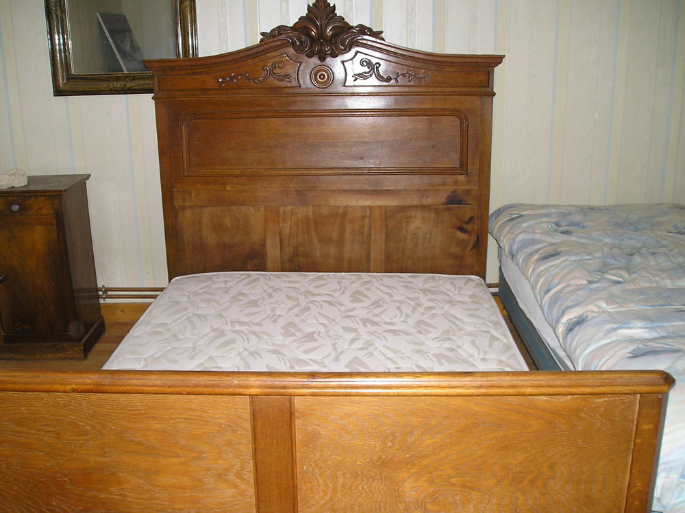 Lit ancien 140 cms sculpt&eacute; ch&ecirc;ne massif et sommier Meubles