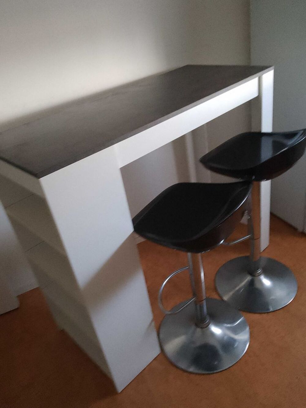 table haute et 2 tabourets de bar Meubles